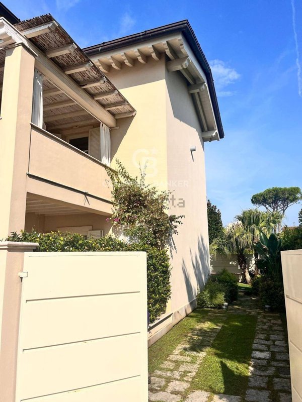 casa indipendente in affitto a Forte dei Marmi in zona Roma Imperiale