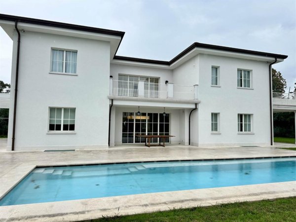 casa indipendente in affitto a Forte dei Marmi in zona Roma Imperiale