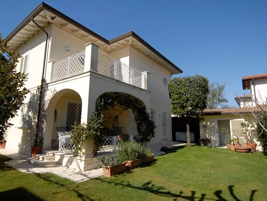 casa indipendente in affitto a Forte dei Marmi in zona Vittoria Apuana