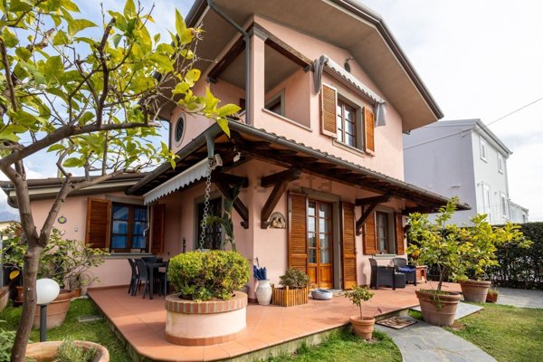 casa indipendente in affitto a Forte dei Marmi in zona Vittoria Apuana