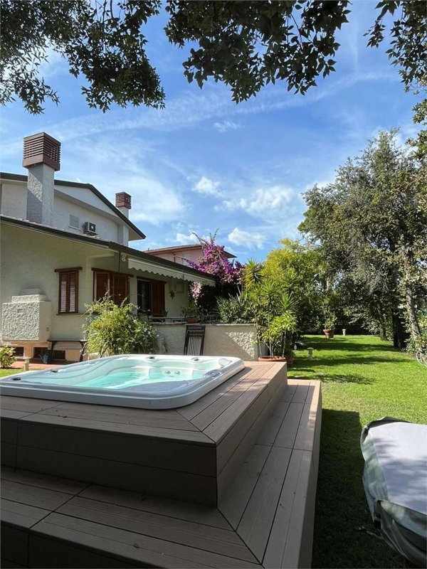 casa indipendente in affitto a Forte dei Marmi in zona Vittoria Apuana