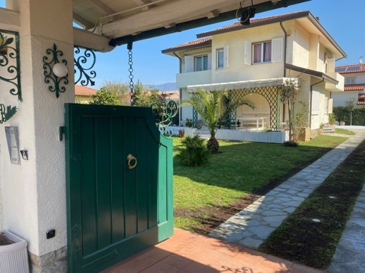casa indipendente in affitto a Forte dei Marmi in zona Roma Imperiale