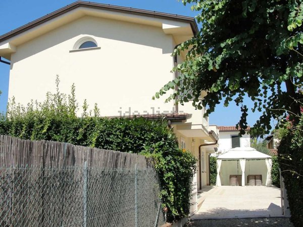 casa indipendente in affitto a Forte dei Marmi in zona Roma Imperiale
