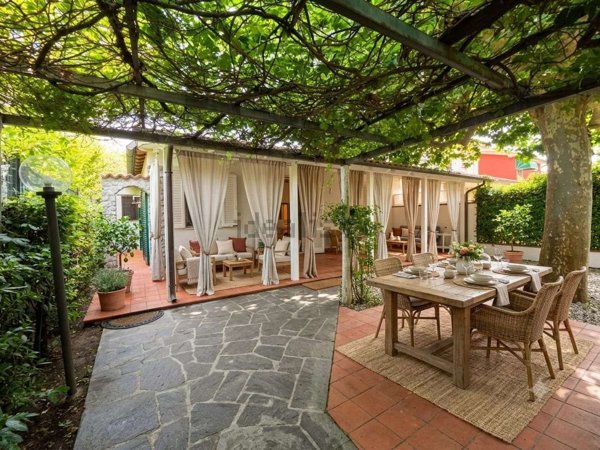casa indipendente in affitto a Forte dei Marmi in zona Vittoria Apuana