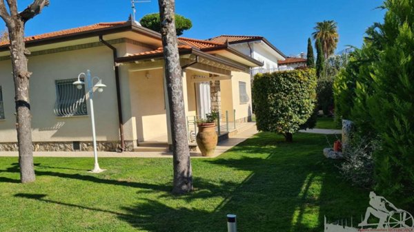 casa indipendente in affitto a Forte dei Marmi in zona Roma Imperiale