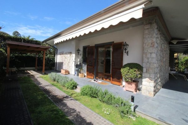 casa indipendente in affitto a Forte dei Marmi in zona Vittoria Apuana