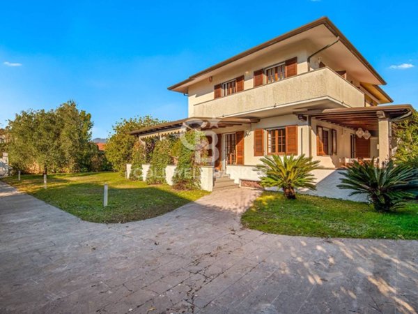 casa indipendente in affitto a Forte dei Marmi in zona Vittoria Apuana