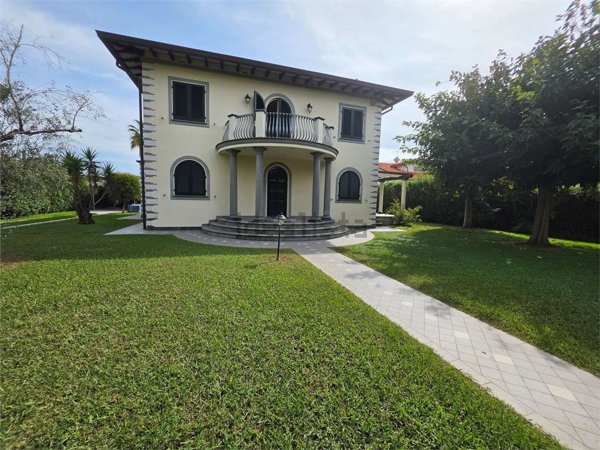 casa indipendente in affitto a Forte dei Marmi in zona Vittoria Apuana