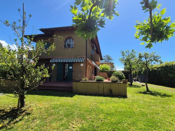 casa indipendente in affitto a Forte dei Marmi in zona Vittoria Apuana
