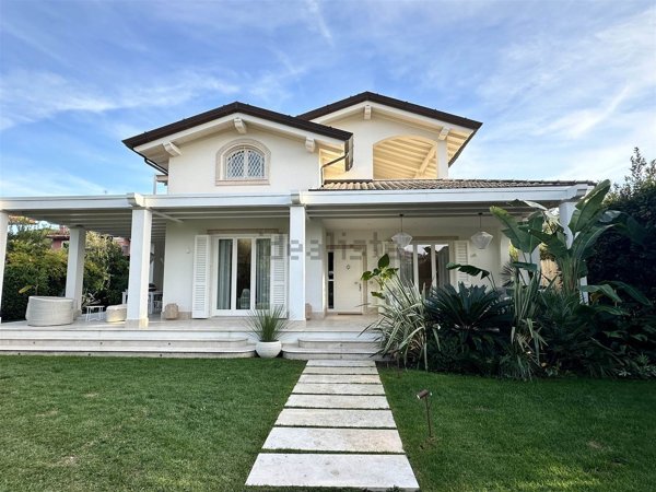 casa indipendente in affitto a Forte dei Marmi in zona Vittoria Apuana