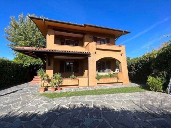 appartamento in affitto a Forte dei Marmi in zona Vittoria Apuana