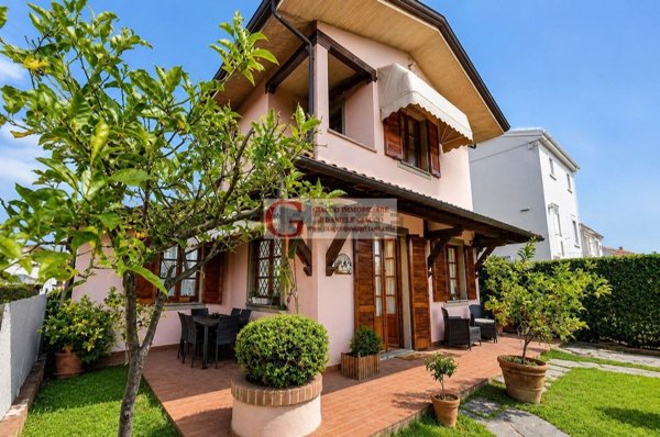 casa indipendente in affitto a Forte dei Marmi in zona Vittoria Apuana