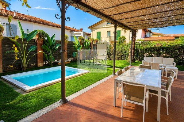 casa indipendente in affitto a Forte dei Marmi in zona Roma Imperiale