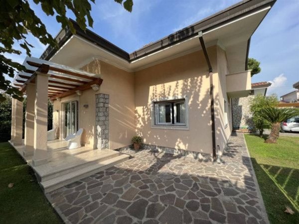 casa indipendente in affitto a Forte dei Marmi in zona Vittoria Apuana