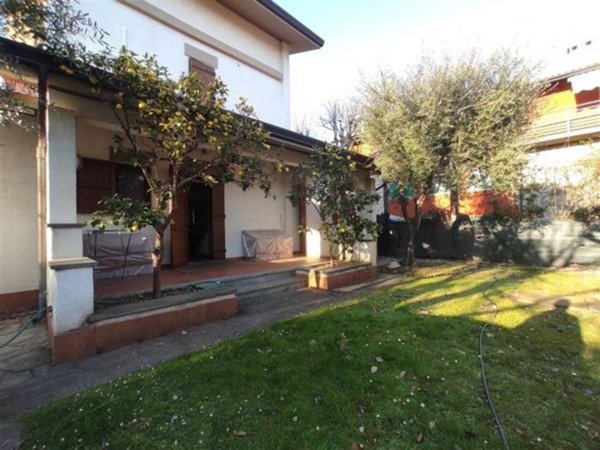 casa indipendente in affitto a Forte dei Marmi in zona Vittoria Apuana