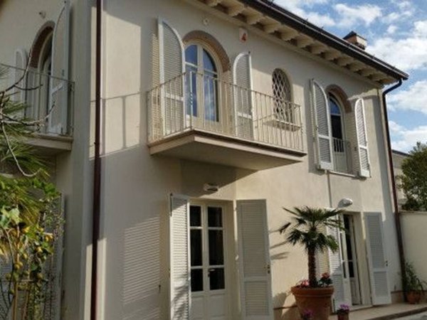 casa indipendente in affitto a Forte dei Marmi in zona Vittoria Apuana