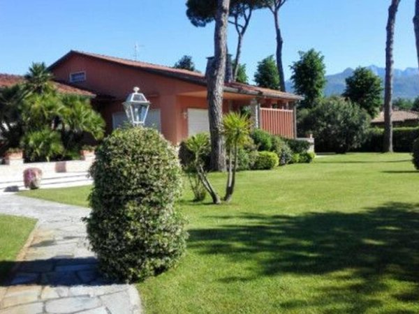 casa indipendente in affitto a Forte dei Marmi in zona Vittoria Apuana