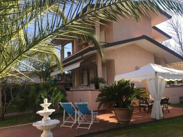 casa indipendente in affitto a Forte dei Marmi in zona Vittoria Apuana