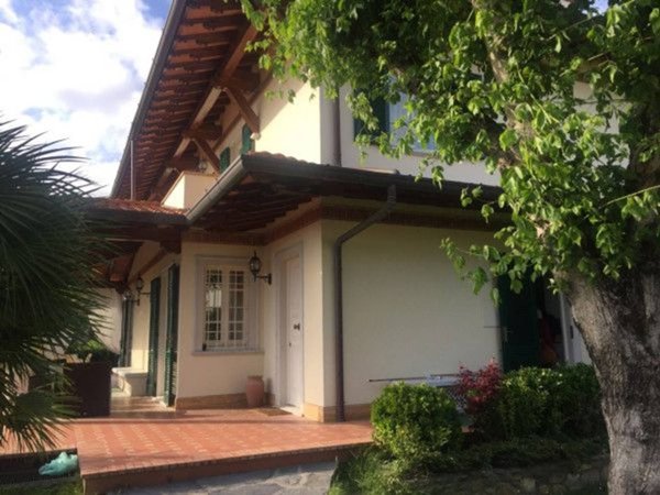 casa indipendente in affitto a Forte dei Marmi in zona Vittoria Apuana