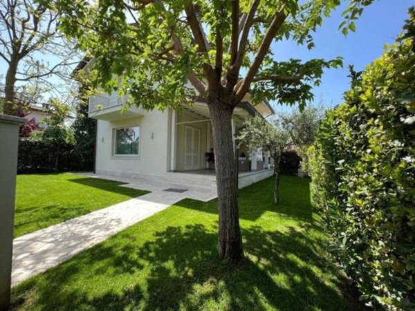 casa indipendente in affitto a Forte dei Marmi in zona Vittoria Apuana