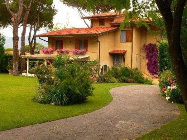 casa indipendente in affitto a Forte dei Marmi in zona Vittoria Apuana