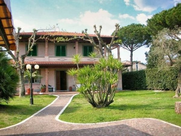 casa indipendente in affitto a Forte dei Marmi in zona Vittoria Apuana