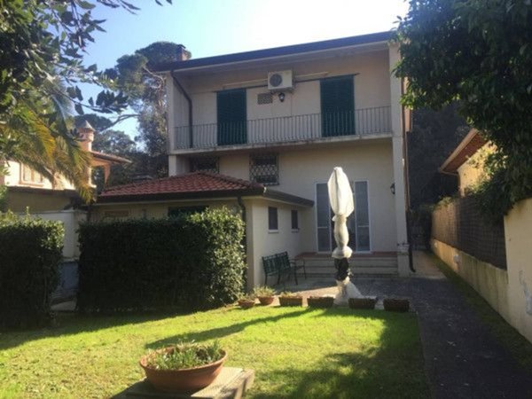 casa indipendente in affitto a Forte dei Marmi in zona Vittoria Apuana