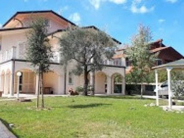casa indipendente in affitto a Forte dei Marmi in zona Vittoria Apuana