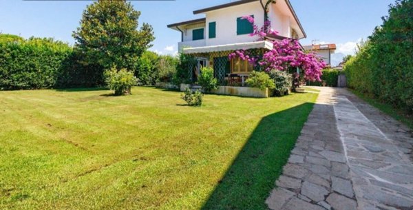 casa indipendente in affitto a Forte dei Marmi in zona Roma Imperiale