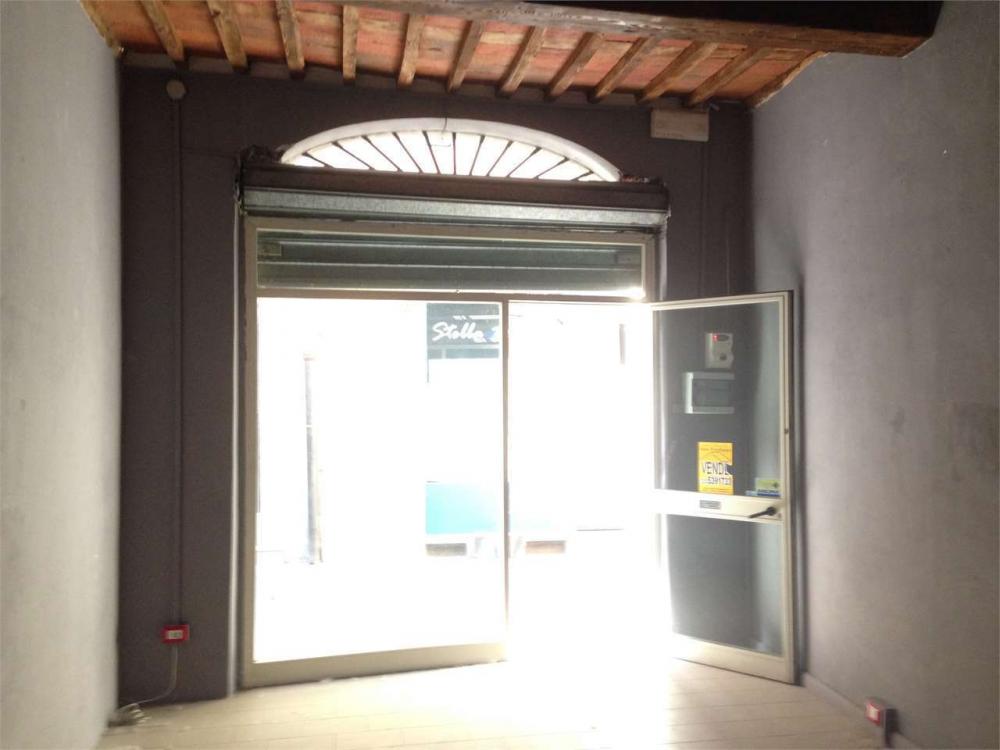 negozio in affitto a Lucca in zona Centro Città