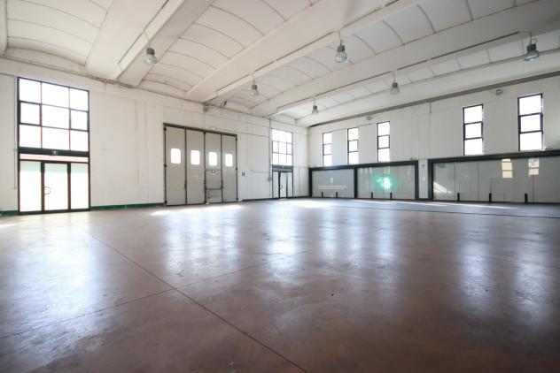 negozio in affitto a Lucca in zona Centro Città