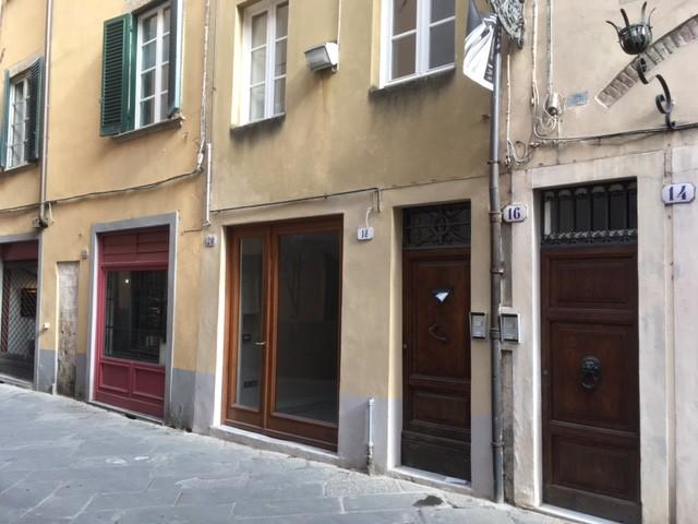 negozio in affitto a Lucca in zona Centro Città