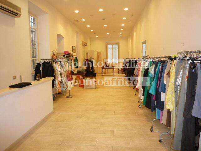 negozio in affitto a Lucca in zona Centro Città