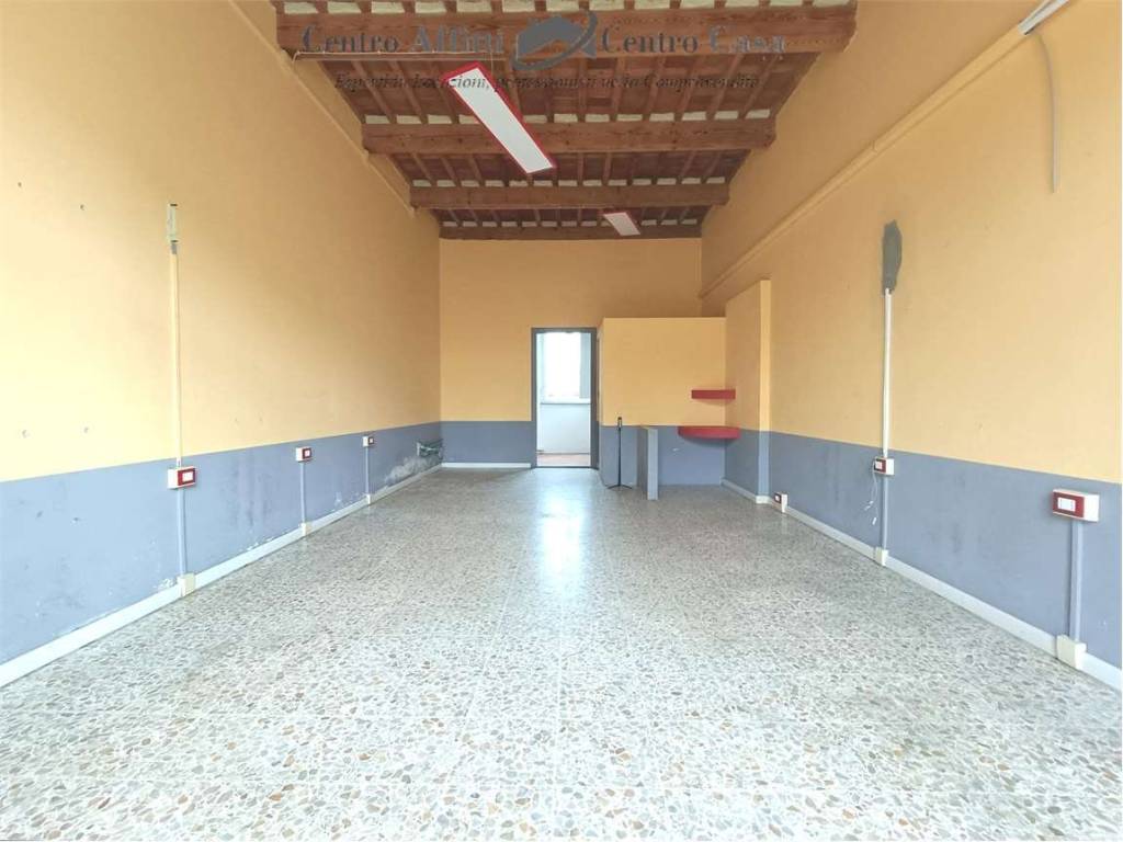 negozio in affitto a Lucca in zona San Donato