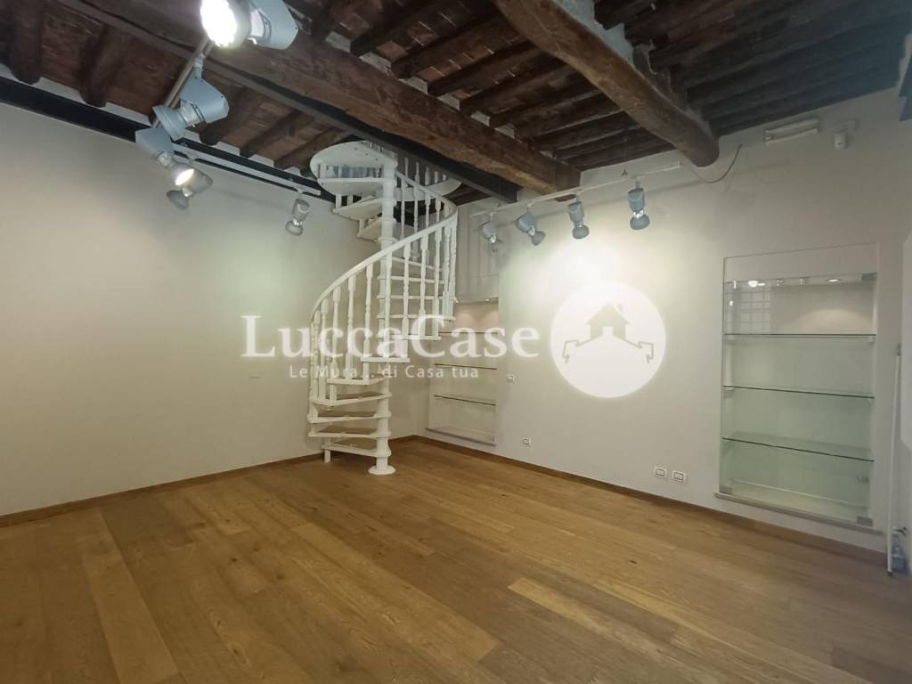 locale commerciale in affitto a Lucca in zona Centro Città