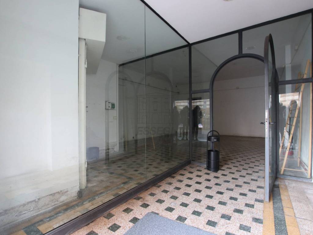 negozio in affitto a Lucca in zona Centro Città