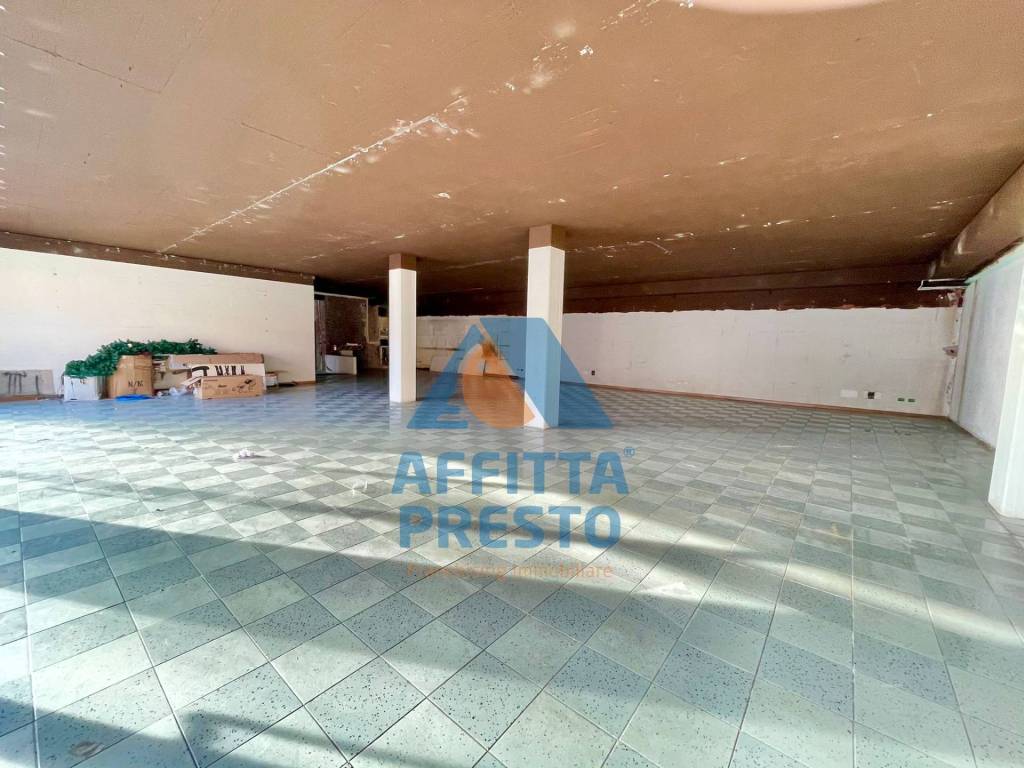 negozio in affitto a Lucca in zona Centro Città