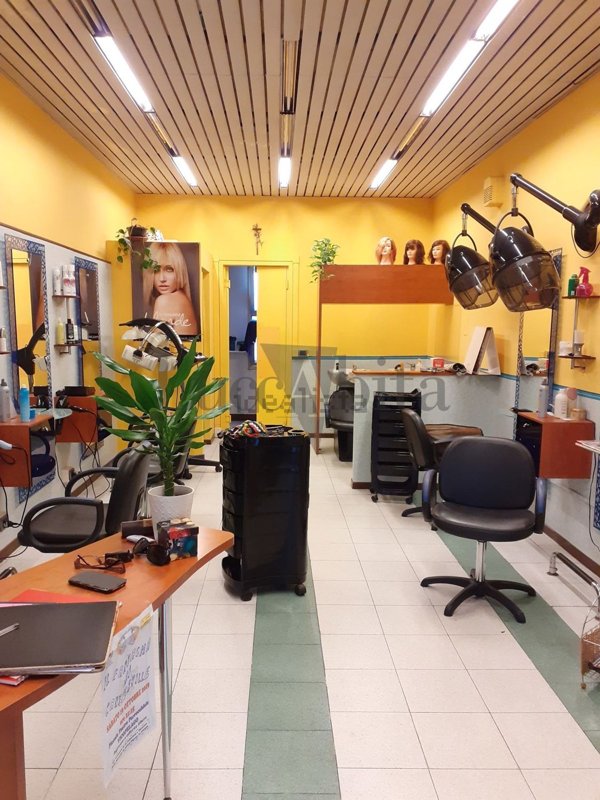 locale commerciale in affitto a Lucca in zona Massa Pisana