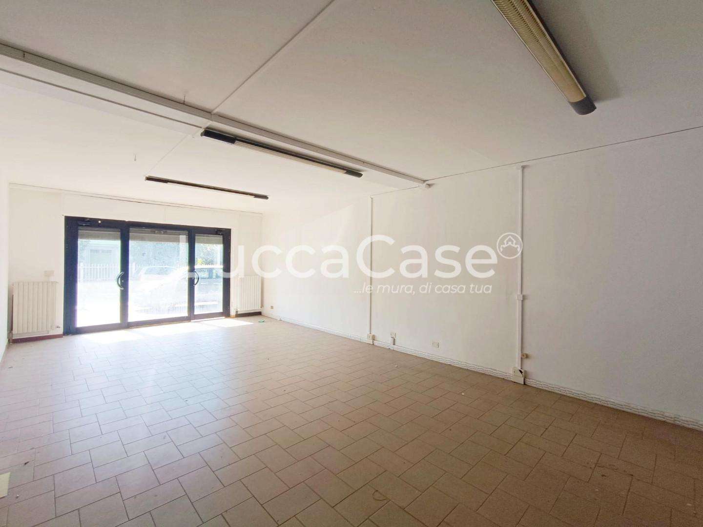 locale commerciale in affitto a Lucca in zona Centro Città