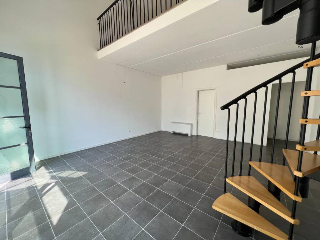 negozio in affitto a Lucca in zona zona Arancio