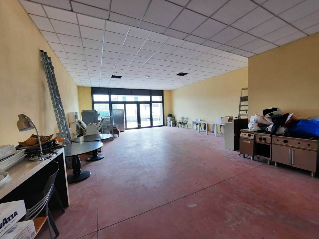 locale commerciale in affitto a Lucca in zona Pontetetto
