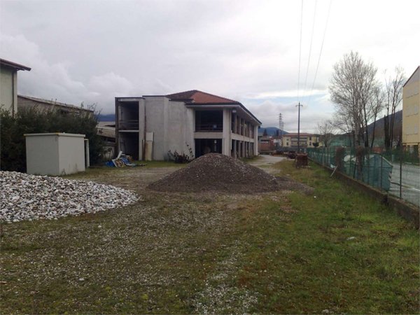 negozio in affitto a Lucca in zona Pontetetto