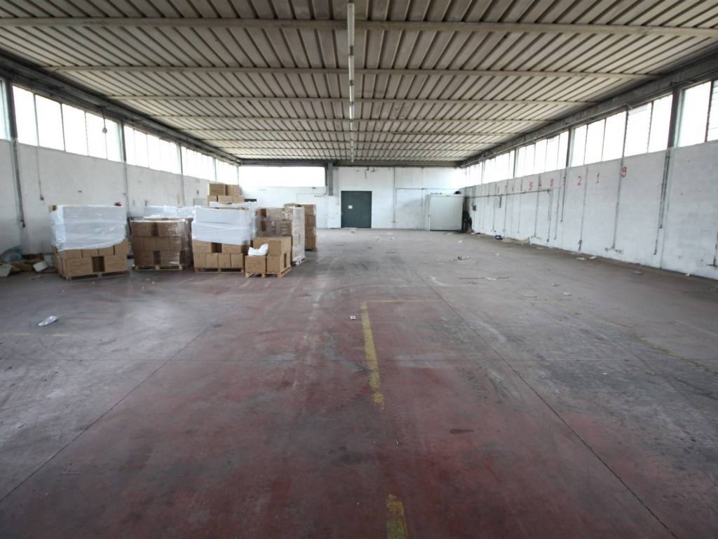 locale commerciale in affitto a Lucca in zona zona SS. Annunziata