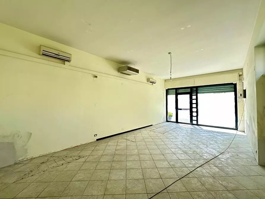 negozio in affitto a Lucca in zona Centro Città