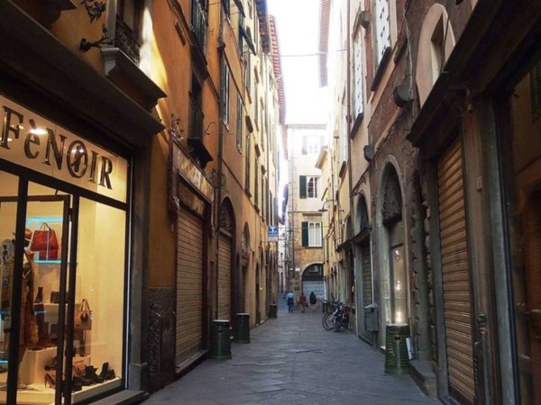 negozio in affitto a Lucca in zona Centro Città