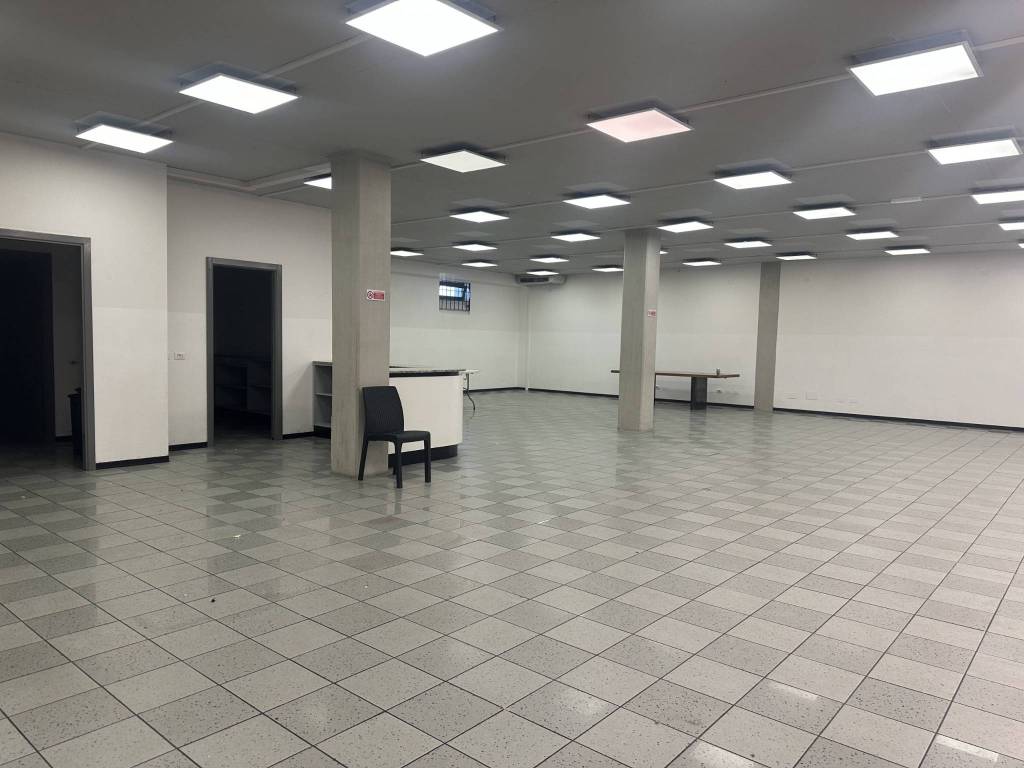 negozio in affitto a Lucca in zona Centro Città