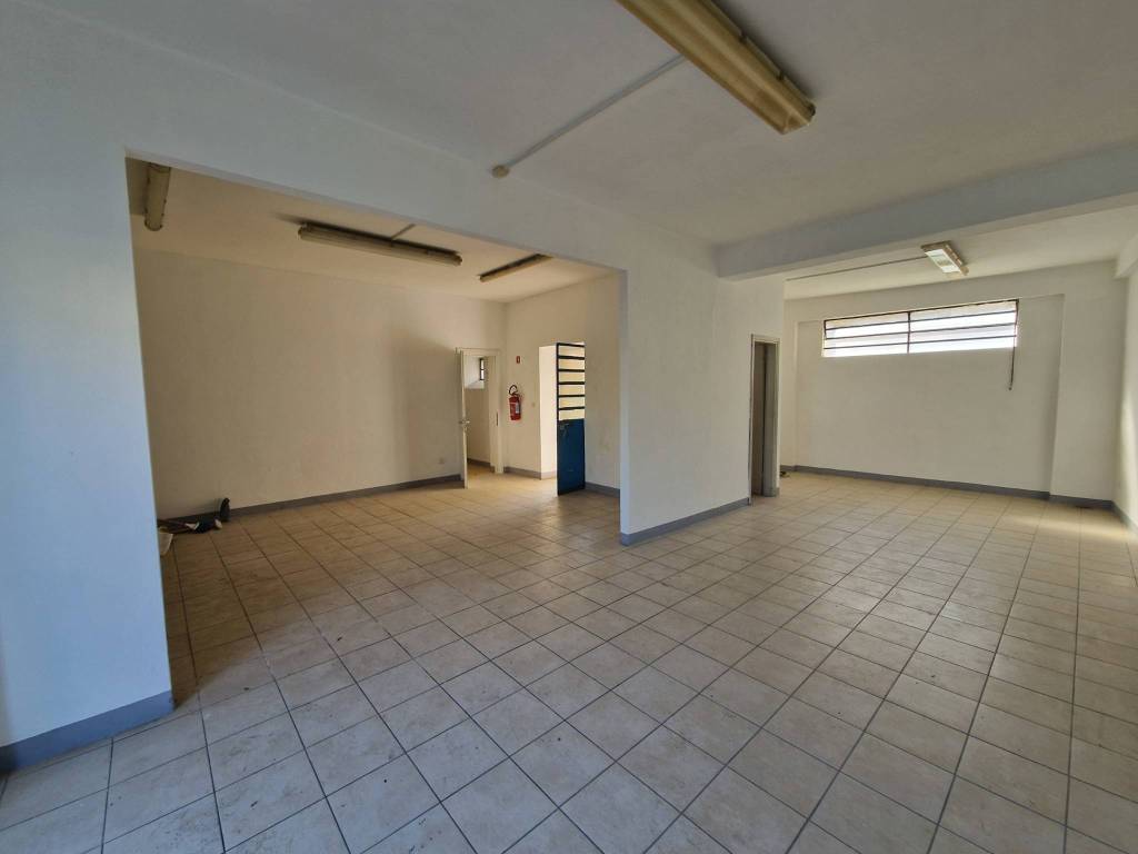 negozio in affitto a Lucca in zona Sant'Anna