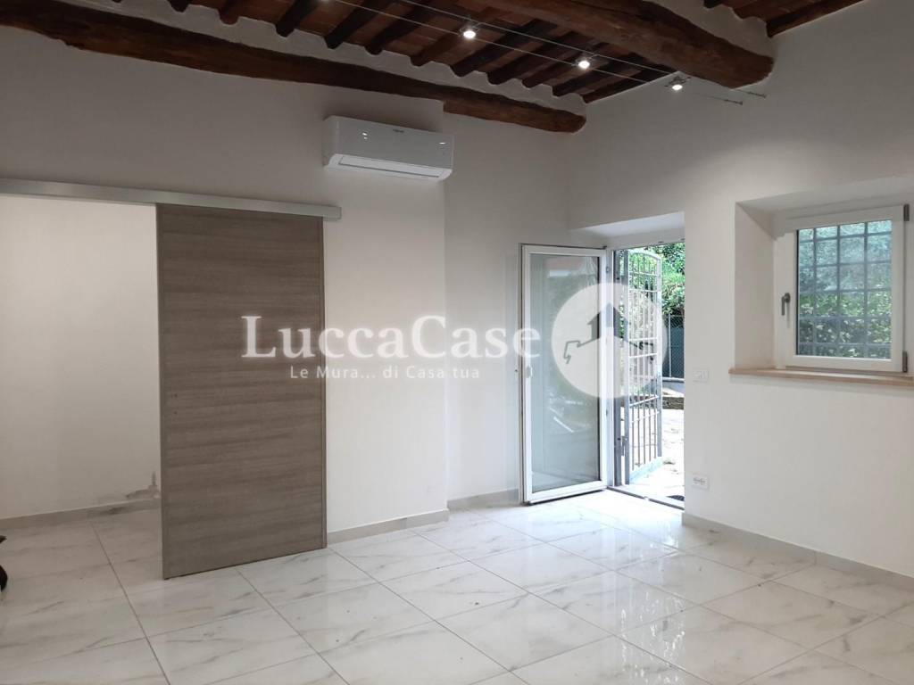 negozio in affitto a Lucca in zona Sant'Anna