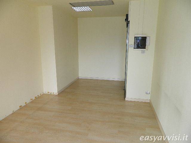 negozio in affitto a Lucca in zona Sant'Anna