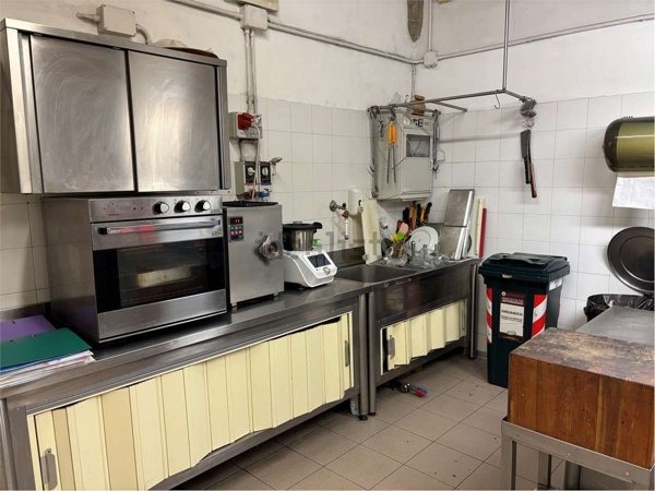 negozio in affitto a Lucca in zona Centro Città